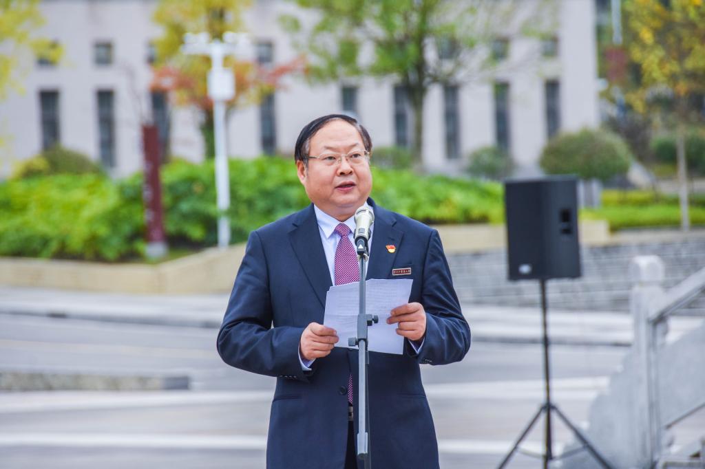 校长刘兴德在升国旗仪式上讲话校领导刘兴德,邬卫东,周英为18名退役